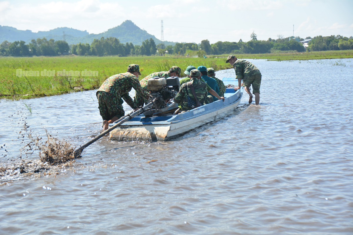 Để di chuyển đến các chốt, phương tiện phục vụ duy nhất phục vụ là vỏ lãi chạy trên đồng ruộng ngập nước.